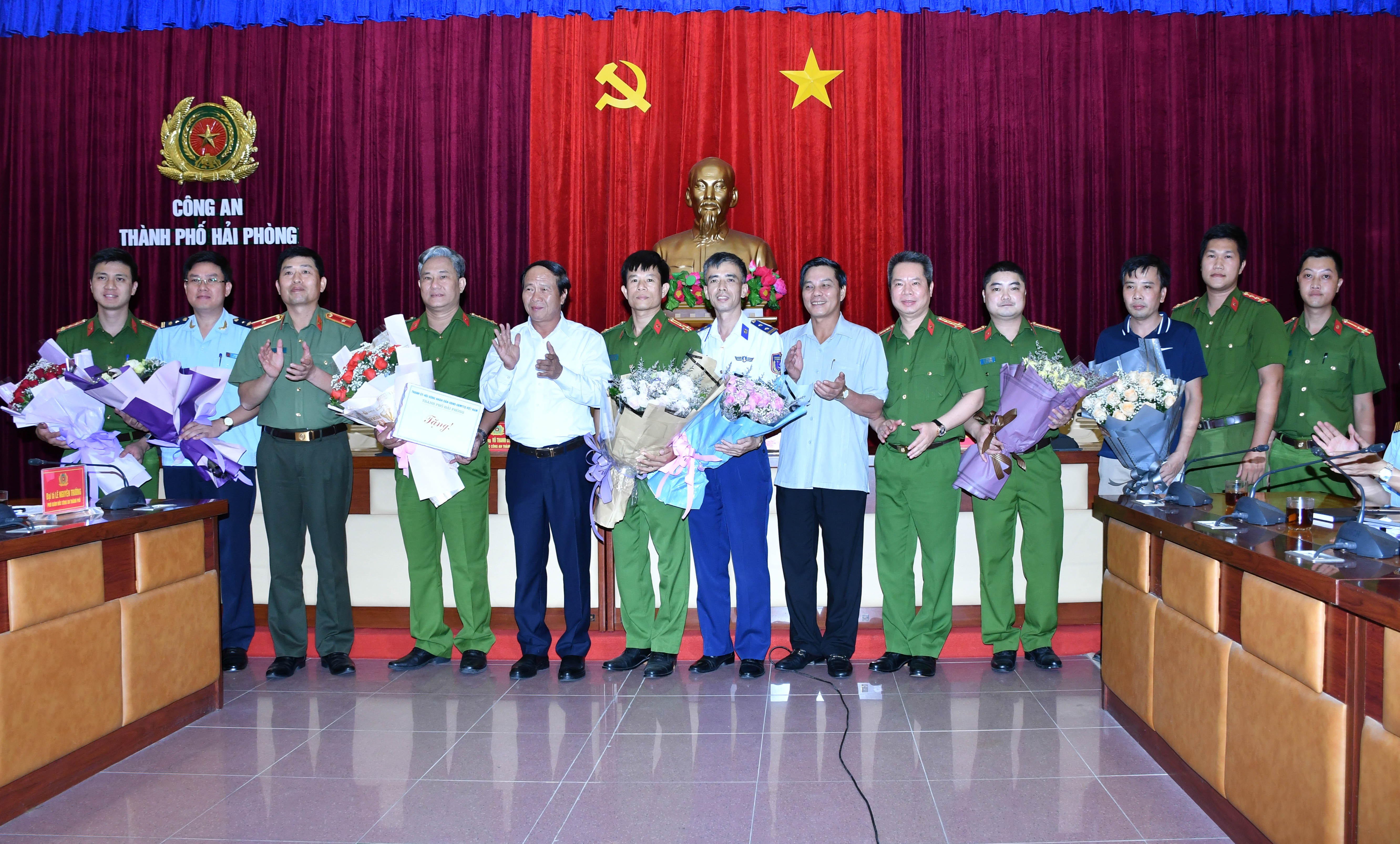 Thành ủy, UBND thành phố khen thưởng Công an thành phố